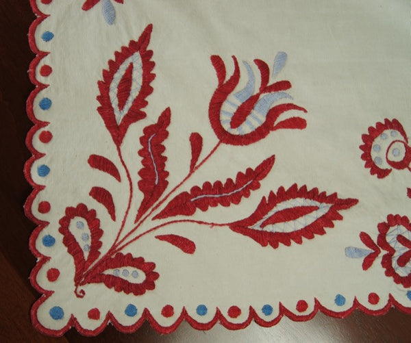 Rare Linen Raised Embroidered Table Runner Corner